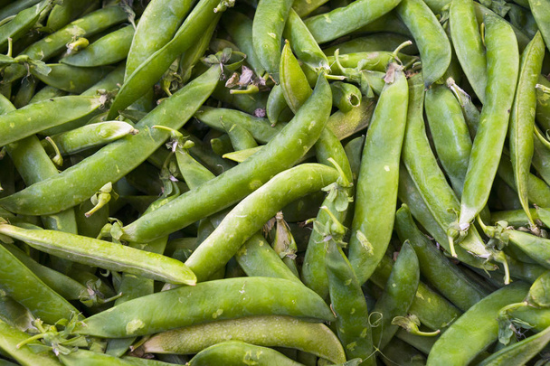 зеленые бобы на дисплее на рынке, фон, здоровая пища
 - Фото, изображение