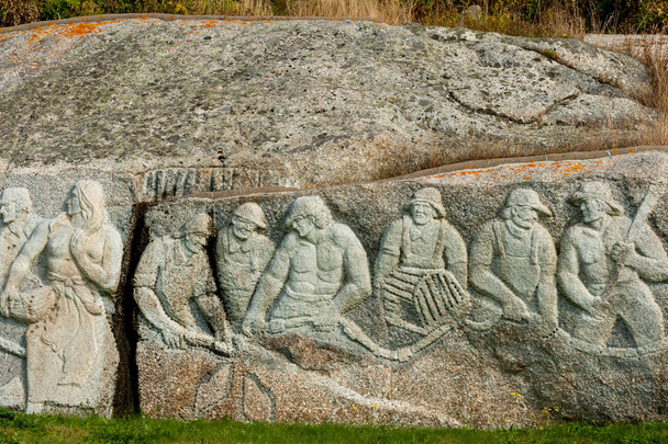 Mémorial aux pêcheurs locaux sculptés dans du granit près du village de Peggys Cove, en Nouvelle-Écosse - Photo, image