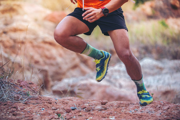 Bir adam, Runner Trail. ve atlet ayağı dağda çalıştıran iz için spor ayakkabı giyiyor - Fotoğraf, Görsel
