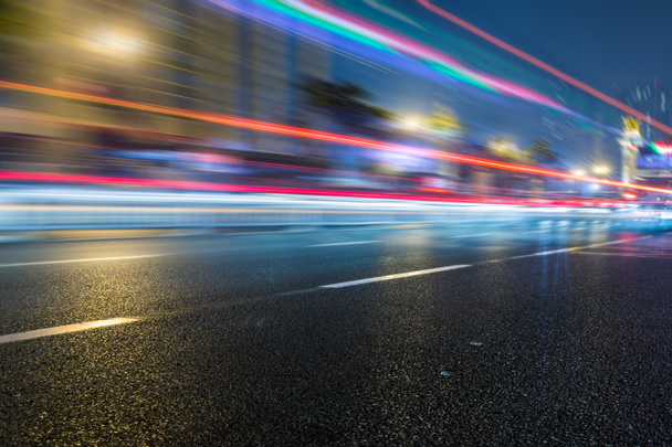 przekroczenia prędkości światła samochodów w mieście w nocy. - Zdjęcie, obraz