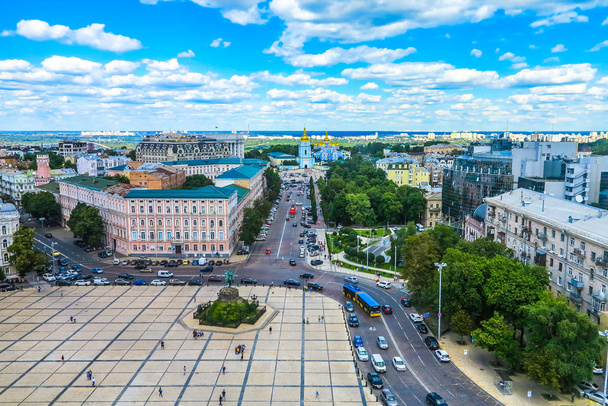 Kiev Sofiyivska Square High Angle volledige weergave met Bohdan Chmelnytsky Monument en Saint Michael's gouden koepelvormige klooster Complex - Foto, afbeelding