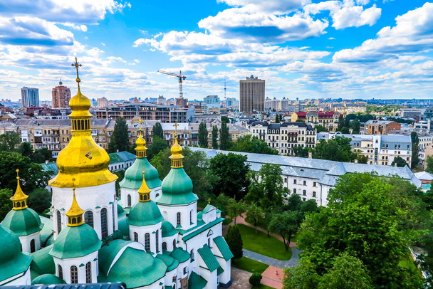 Vista de ángulo alto de la catedral de Kiev Sophia con fondo de paisaje urbano
 - Foto, Imagen