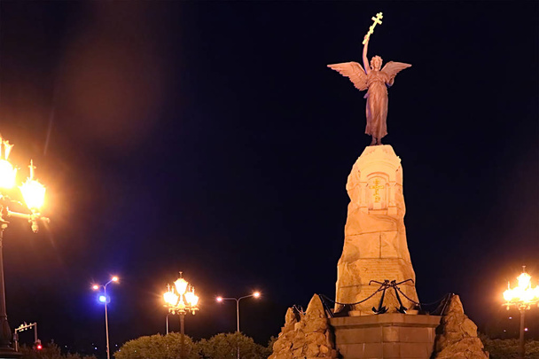Bronzen standbeeld "Russalka" in de nacht in Tallinn, Estland. Monument staat als een gedenkteken voor de bemanning van een Russische slagschip "Russalka", die zonk in de Golf van Finland in 1893. Gemaakt door Amandus Adamson, in 1902 - Foto, afbeelding