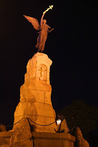 Statue en bronze "Russalka" la nuit à Tallinn, Estonie. Le monument est un mémorial à l'équipage d'un cuirassé russe "Russalka", qui a coulé dans le golfe de Finlande en 1893. Créé par Amandus Adamson, en 1902
 - Photo, image
