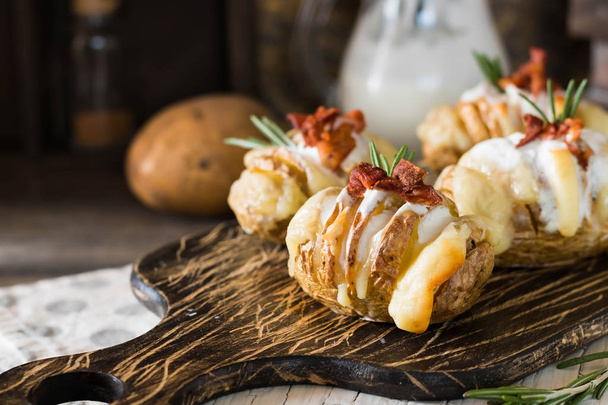 Paistettujen perunoiden alkuruoka pekonin ja tuoreen jogurtin kanssa
 - Valokuva, kuva