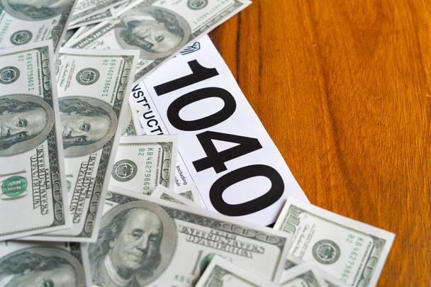 US-Steuerformular 1040 mit US-Dollar-Schein. - Foto, Bild
