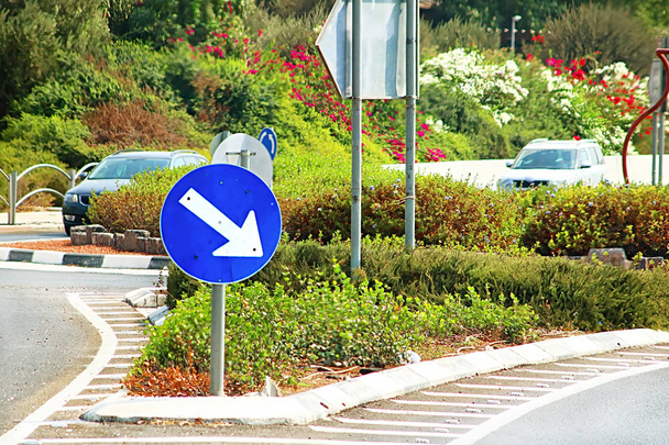 Seta de sinal de estrada na estrada em Israel
 - Foto, Imagem
