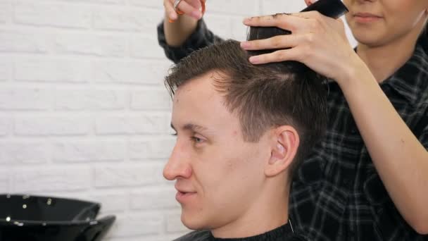 taglio di capelli parrucchiere femminile facendo stile di capelli maschile
. - Filmati, video