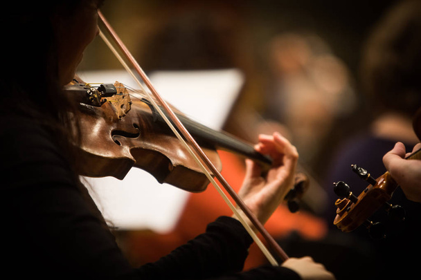 Close-up tiro de uma mulher se apresentando em um violino durante um concerto
. - Foto, Imagem