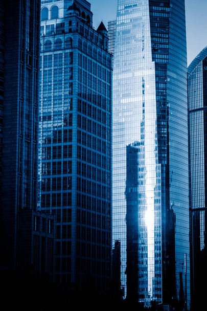 πρόσοψη του κτηρίου του σύγχρονου γραφείου, μπλε τονισμένα εικόνες. - Φωτογραφία, εικόνα