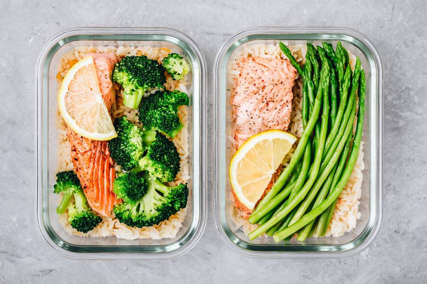 Δοχεία κουτί prep μεσημεριανό γεύμα με ψάρι στη σχάρα σολομός, το ρύζι, πράσινο μπρόκολο και σπαράγγια - Φωτογραφία, εικόνα