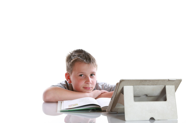 αγόρι με υπολογιστή tablet κάνει μαθήματα - Φωτογραφία, εικόνα