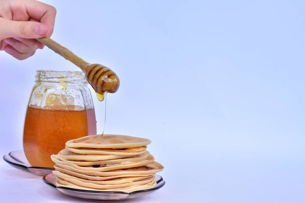 pancakes with honey on blue background  - Foto, Imagen