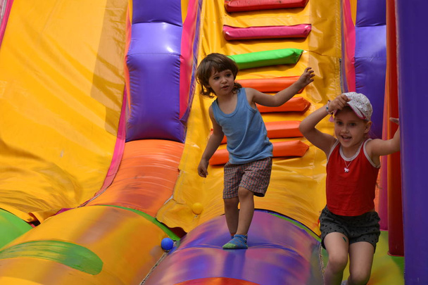 enfants jouent sur le château gonflable, - Photo, image