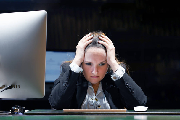 Çalışan kadın şok ofis. Ofis çalışanı Close-up bir sürü evrak işi sıkıntılı. Bir sürü kağıt iş ofiste. Kadın bilgisayar monitör önünde oturan şok. - Fotoğraf, Görsel