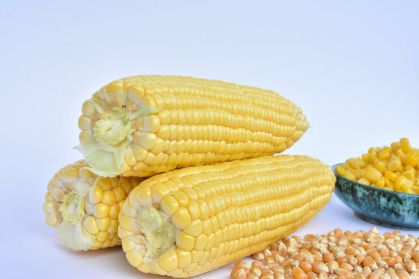 cabezas y semillas de maíz crudo
  - Foto, Imagen