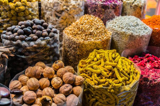 Variedade de especiarias e ervas na baia do mercado de rua árabe. Dubai Spice Souk, Emirados Árabes Unidos
.  - Foto, Imagem