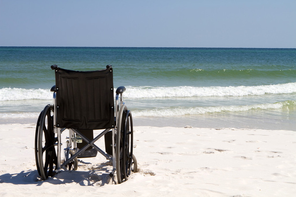 Silla de ruedas en playa
 - Foto, Imagen
