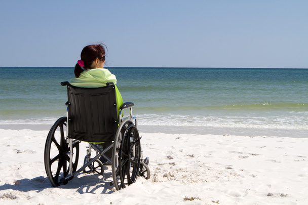 žena invalidní vozík beach女子轮椅上海滩 - Fotografie, Obrázek