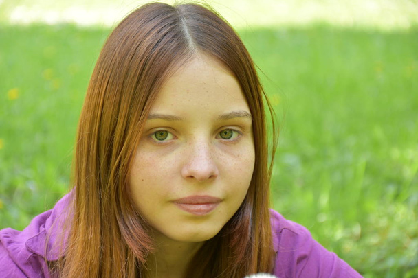 dívka v parku zblízka na portrét  - Fotografie, Obrázek