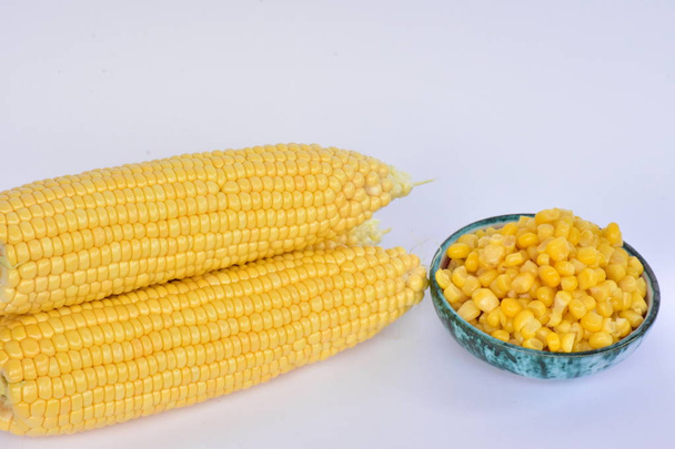 gekookte en ruwe maïs  - Foto, afbeelding