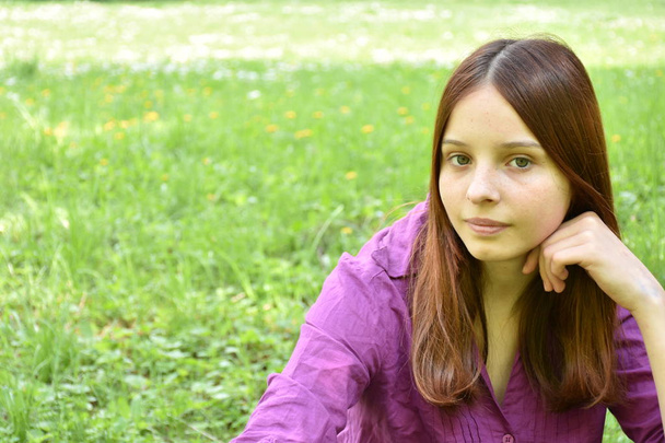 χαριτωμένο έφηβο κορίτσι που θέτουν σε εξωτερικούς χώρους  - Φωτογραφία, εικόνα