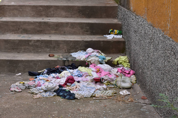 jede Menge Müllsäcke auf der Straße, ein Haufen Müll und Umweltverschmutzung. - Foto, Bild