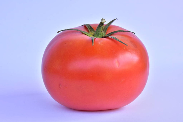 Tomate rouge sur fond blanc - Photo, image