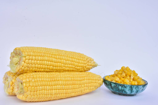 vařené a syrové kukuřice  - Fotografie, Obrázek
