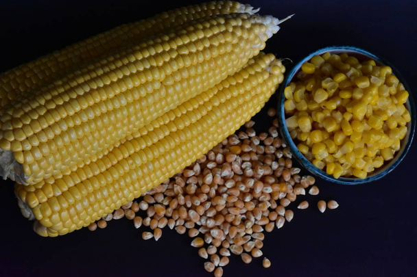 原料のトウモロコシ頭と種子  - 写真・画像