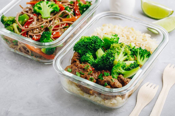 Hovězí maso brokolice míchejte smažit jídlo přípravka oběd box kontejner na šedé kamenné pozadí - Fotografie, Obrázek