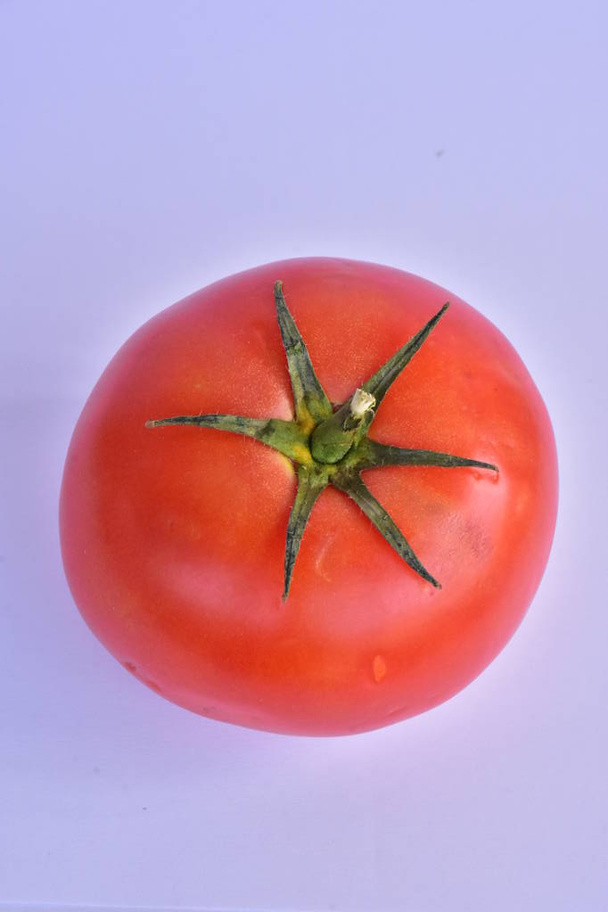 Красный помидор на белом фоне - Фото, изображение
