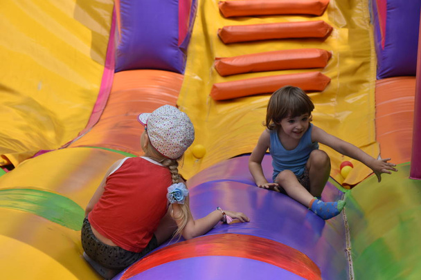 as crianças jogam no castelo inflável, - Foto, Imagem