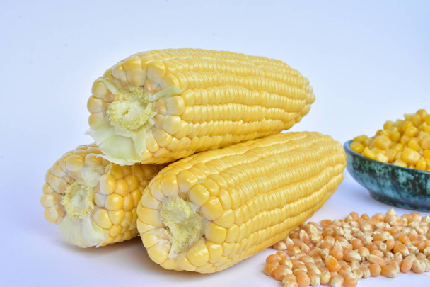 cabeças e sementes de milho cru
  - Foto, Imagem