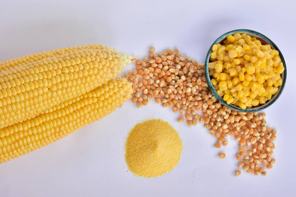 cabeças de milho cru, sementes e farinha
  - Foto, Imagem