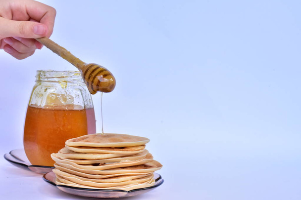 pancakes with honey on blue background  - Foto, Imagen