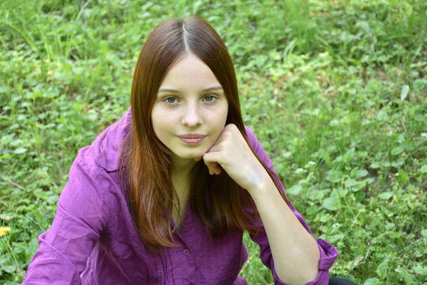 roztomilá mladá dívka ve venkovním prostředí  - Fotografie, Obrázek