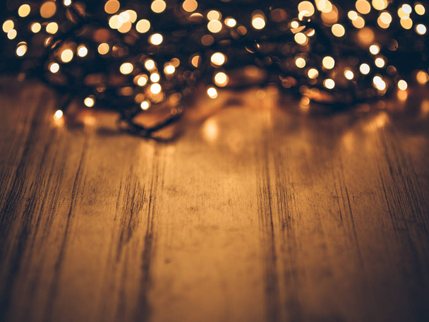 Boże Narodzenie światła bajki na drewnianym stole, strzał studio. - Zdjęcie, obraz