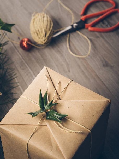 Maak Christmas gift box, handgemaakte, ambachtelijk, rustiek. - Foto, afbeelding