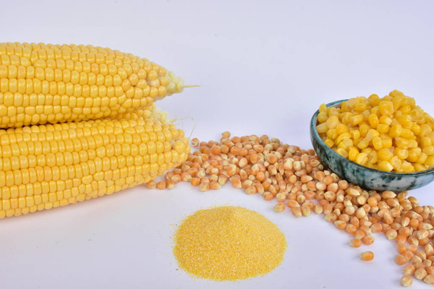 surowa Kukurydza głowy, nasiona i mąki  - Zdjęcie, obraz
