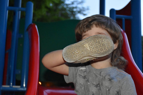 Ребенок закрыл лицо - Фото, изображение