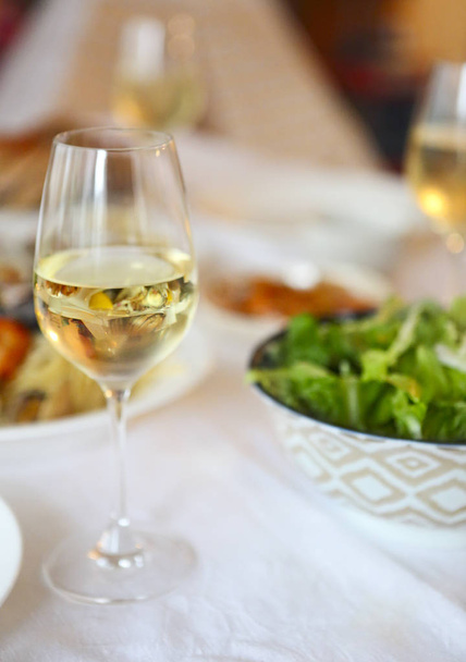 Gente buena comida mariscos y vino blanco en la mesa
. - Foto, Imagen