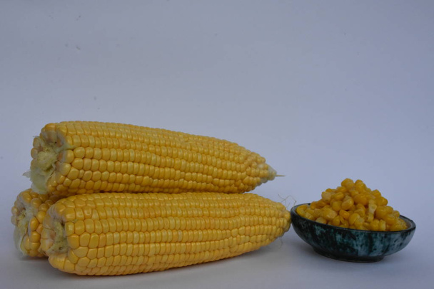 gekochter und roher Mais  - Foto, Bild