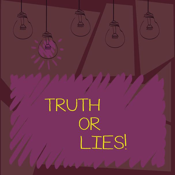 Escribiendo nota mostrando Verdad o Mentiras. Exhibición de fotos de negocios Decidir entre un hecho o decir una mentira Confusión de dudas
. - Foto, Imagen