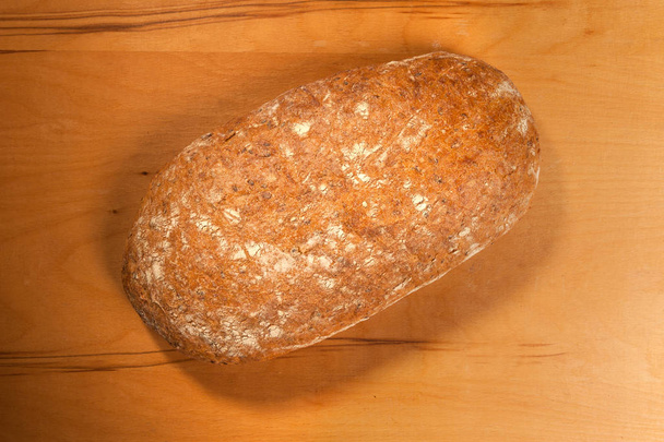 Білий хліб на дерев'яному фоні
 - Фото, зображення