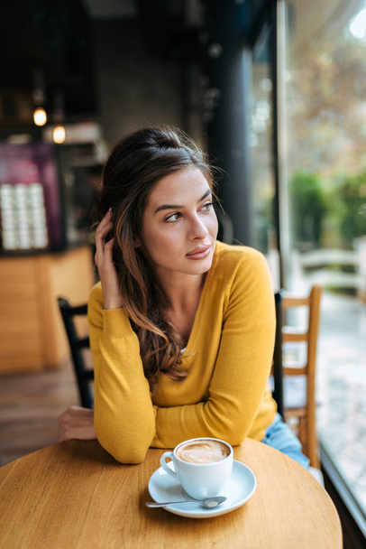 Portrait of a gorgeous brunette at the cafe. - Zdjęcie, obraz