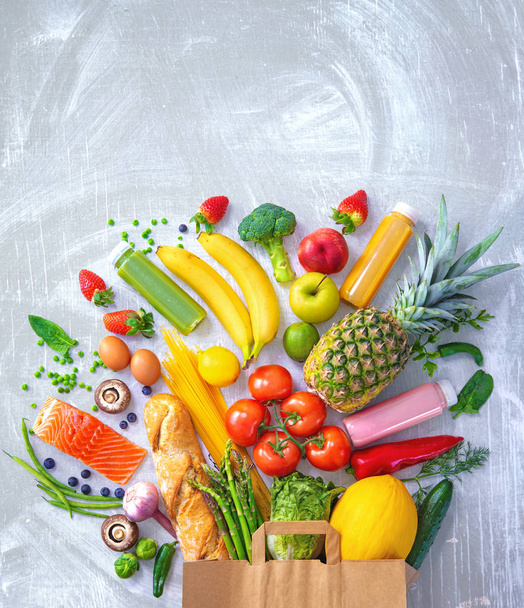Healthy food selection. Shopping bag with groceries full of fresh vegetables and fruits - Foto, afbeelding