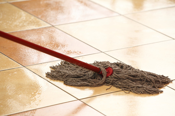 cleaning the floor with a mop - Foto, Imagen