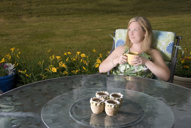 Nainen patiolla kahvin kanssa
 - Valokuva, kuva