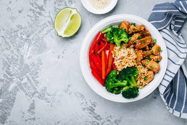 Teriyaki Tazón de pollo buddha almuerzo con arroz, brócoli, zanahorias y pimiento rojo
 - Foto, imagen